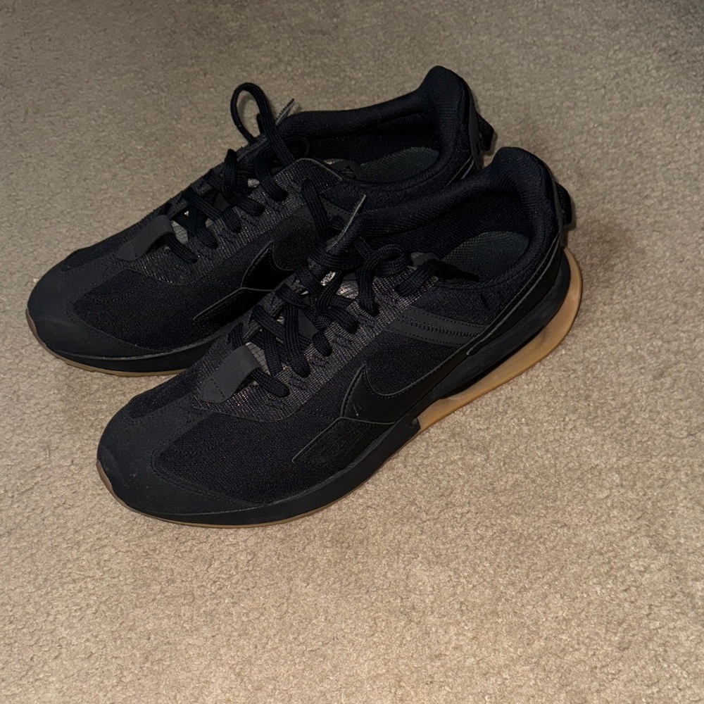 Nike Men's Black and Tan Sneakers